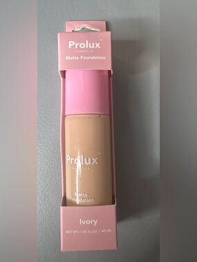 Prolux Matte Foundation in color Ivory